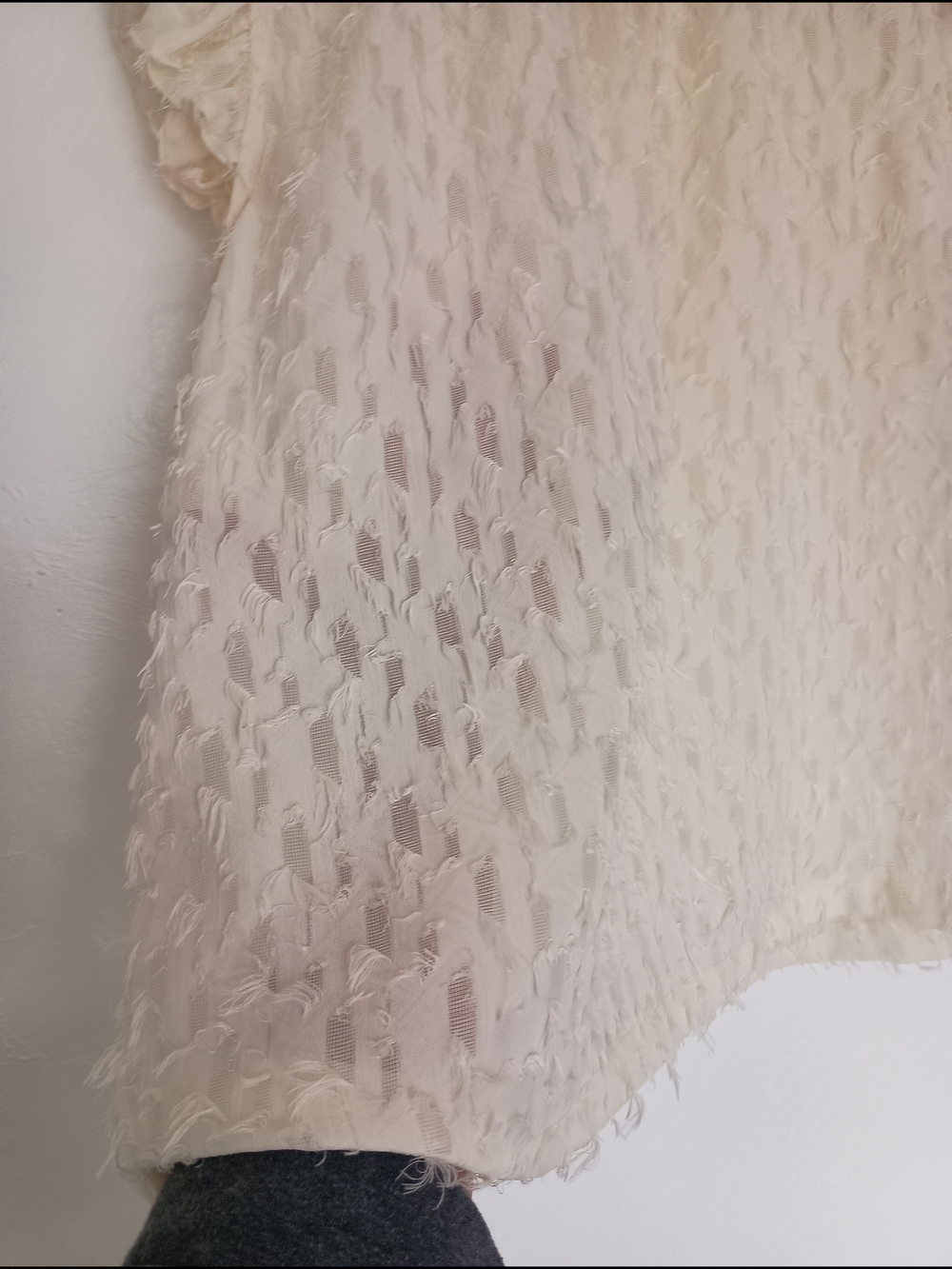 THML Blouse Ivory Textured Sleeveless Ruffle Fringe Button Round Neck M - Picture 9 of 11